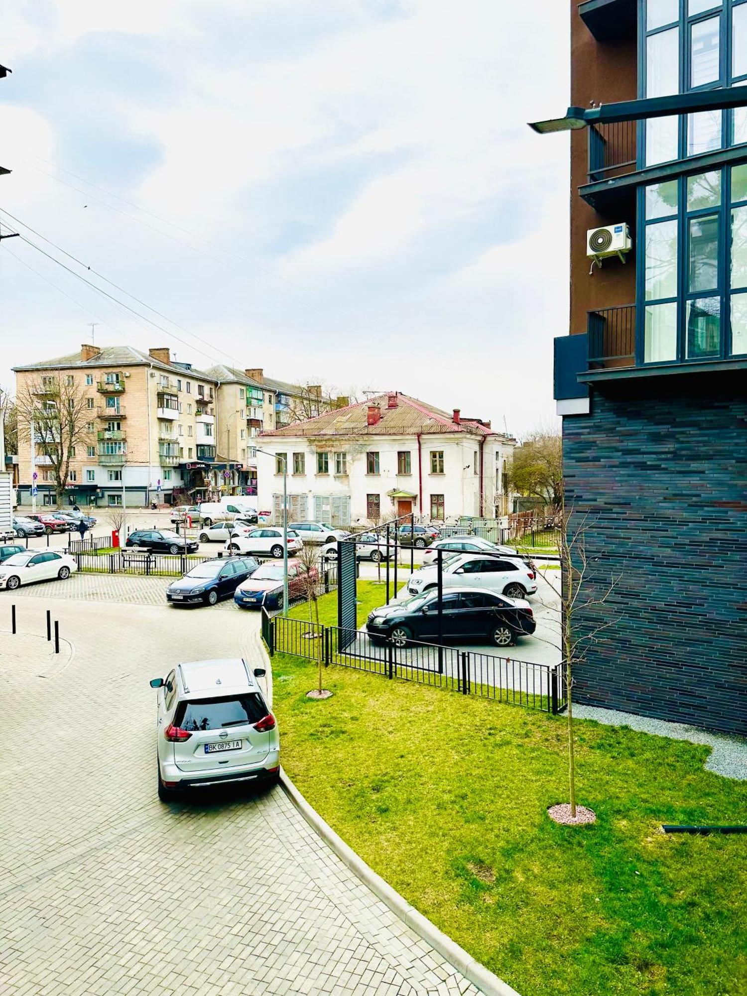Modern Apartments With A Coffee Machine In The City Center, A View Of The City Rivne Eksteriør billede