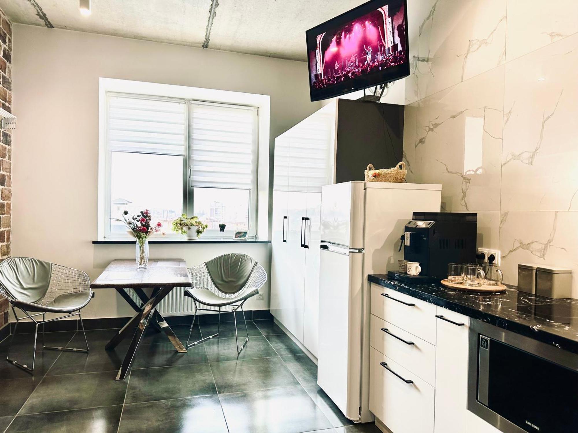 Modern Apartments With A Coffee Machine In The City Center, A View Of The City Rivne Eksteriør billede